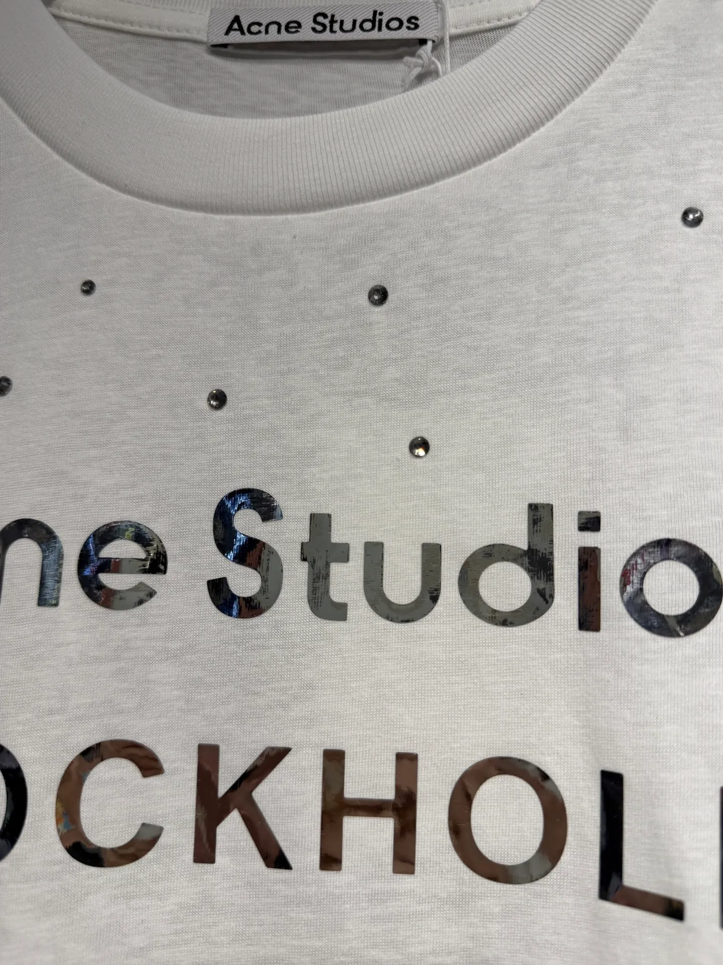 Acne Studios New Arrival North America Limited Laser Silver Series Hot Diamond T-Shirt Acne Studios Highest Version Short Sleeve Series Short Sleeve T-shirt I can't help but love the T os version. It is not picky. The snowflake cotton fabric feels soft and smooth and is not easy to wash. The fabric has been treated so it is stronger than the Quality counter. It can be used as sun protection clothing in summer. The same fabric as the original one is relatively thin. The feel and count are in place. The yellowing effect is cool and the printing effect is also in place. Details are online See comparison 1 color four sizes #short-sleeved t-shirt # #acne Color: White Black Size: S M LXL